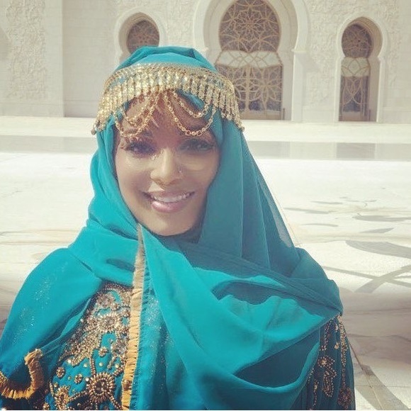 Beautiful turquoise kaftan with headwrap and head piece - Picture 1 of 3